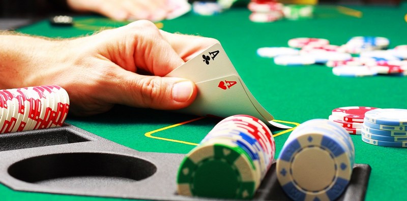 Cách chơi poker sẽ gồm năm vòng để phân định thắng thua